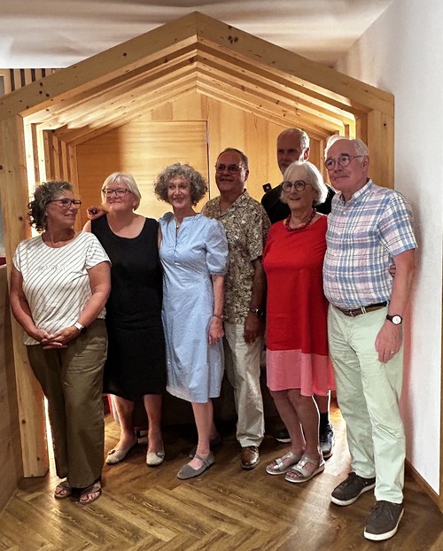 E. Plangg Mark Casey (rechts) und der neue und alte Vorstand des Altacher Kirchenchors, in der Mitte v. l. Elisabeth Fritsch, Stefan Flatz und Germana Marte